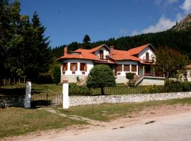 Woodman’s home, hotel with parking in Vlatanéoi
