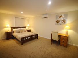 Silver House - Melbourne Airport Accommodation, hotel em Melbourne