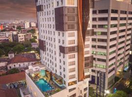 CROWN PRINCE Hotel Surabaya Managed by Midtown Indonesia, hotell i Genteng, Surabaya