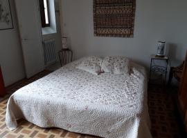 Belle chambre dans maison atypique, B&B din Joyeuse