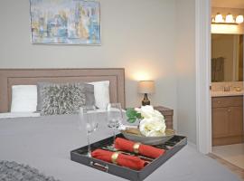 Royal Stays Townhome Collection - 3 Bedroom Townhome in Oakville, hotel in Oakville
