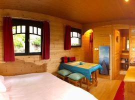 Millygite roulotte - 4 seasons Chalet-on-wheels, hotel with parking in Milly-la-Forêt