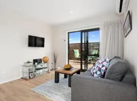 Luxury Stay - Parrot Nest - Brand New