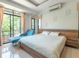 Loft Style Townhouse Near Old City