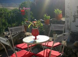 CASITA LUAN, pet-friendly hotel in Tragacete