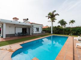 Villa Cosmos chalet con gran piscina y jardin privado, cabin in Maspalomas