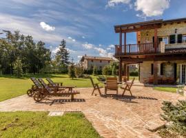 JOIVY Superb Villa with Tennis Court, Garden and BBQ area, hotel with parking in Valle