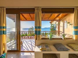 Paralio Astros Beachfront Suites, hótel með bílastæði í Xiropigado