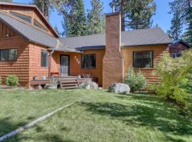 Casual and Cute Cabin Near the Lake, cottage in Tahoe Vista