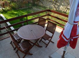 Apartments Karlo, hotel Omi&scaron;ban