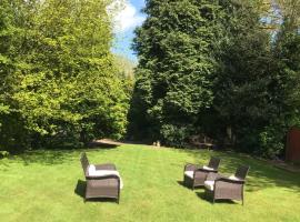 Beautiful mansion in private gated Rd Hot tub FREE SAUNA, hotel en Luton