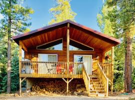 Adventure Awaits 3King Bed,2Bath Log Cabin in heart of Duck Creek Village!, hotel sa Duck Creek Village