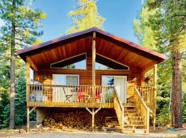 Adventure Awaits 3King Bed,2Bath Log Cabin in heart of Duck Creek Village!, vila v destinaci Duck Creek Village