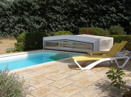 Maison provençale chaleureuse avec piscine, מלון במורייס