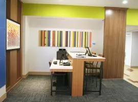 Holiday Inn Express & Suites Clarion by IHG
