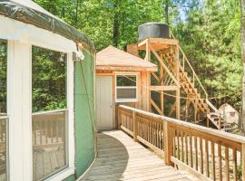 The Grandeur Glamping Escape, hotel in Conyers