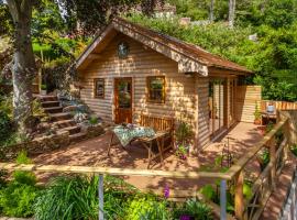 Porthole Log Cabin, cabin in Minehead