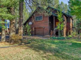 Tastefully-Updated, Classic Tahoe Family Home, hotelli kohteessa Truckee lähellä maamerkkiä Jerome Hill Express