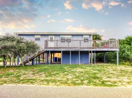 Dog-Friendly Home with Beach Access & Deck - Snowbirds Welcome, hotel v destinaci Butler Beach