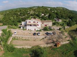 Gîte de Gazelle Chambres d'hôte، فندق رخيص في La Vacquerie-et-Saint-Martin-de-Castries