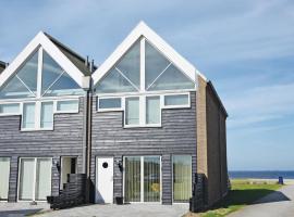 Three-Bedroom Holiday Home In Assens，阿森斯的有熱水按摩池的飯店