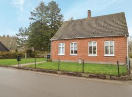 Awesome Home In Bog By With Kitchen, mökki kohteessa Bogø By