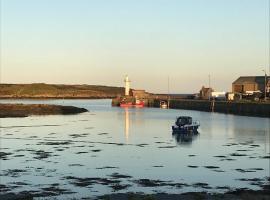 Lovely apartment overlooking the harbour and bay: Ardglass şehrinde bir otel