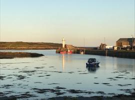Lovely apartment overlooking the harbour and bay, ξενοδοχείο σε Ardglass