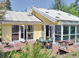 Beautiful Home In Grsted With Private Swimming Pool, Can Be Inside Or Outside, hotel med parkering i Udsholt Sand