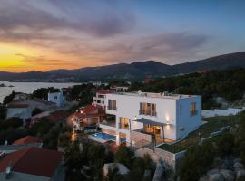 Stunning Home In Okrug Donji With Heated Swimming Pool, hotel en Okrug Gornji