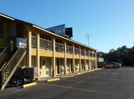 Carefree Inn Flatonia, hotel com estacionamento em Flatonia