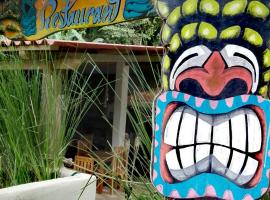 Tiki Lodge Bar & Restaurant、サンタ・カタリナのロッジ