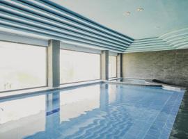 RedDoorz Plus near Pelabuhan Merak, hotel v destinaci Cilegon