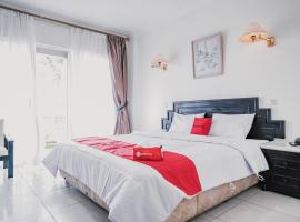 RedDoorz Plus near Pelabuhan Merak, מלון בצ'ילגון
