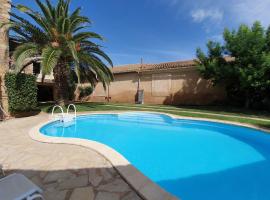 Spacious villa with private pool and sauna, hotell i Saint-André-de-Roquelongue