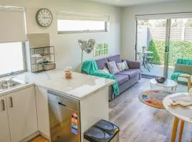 U201 Brunswick Living Top floor Balcony Close to APT and CBD Free Wifi Tram at Doorstep