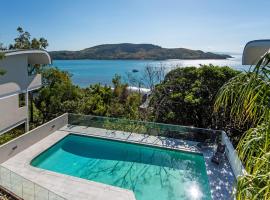 Waves 3 Luxury 3 Bedroom Endless Ocean Views Central Location + Buggy, hótel í Hamilton Island