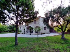 Rouveli Villa with private garden and barbeque, hotell i Tragaki