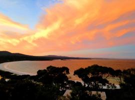 DOLPHIN LOOKOUT COTTAGE - amazing views of the Bay of Fires, vacation home in Binalong Bay