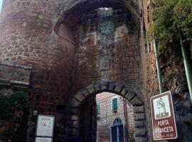 Viesnīca Alloggio turistico Porta Franceta pilsētā Sutri