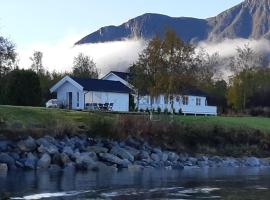 feriehus ved sjøen, hotel in Tomrefjord