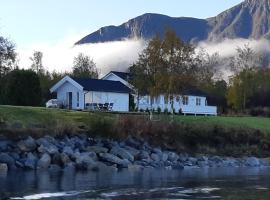 feriehus ved sjøen, hotel a prop de Orskogfjellet Skisenter Pomatrekk, a Tomrefjord