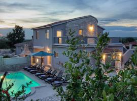Charming villa Golubovo with pool near the beach, hotel en Gajana