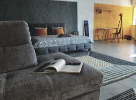 21 Suites Deluxe Stay Near The Airport, ваканционно жилище в Маркопулон