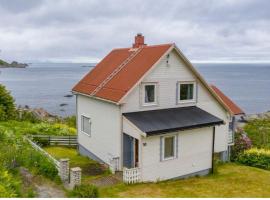 House by the sea Reine, Lofoten, hotel in Reine