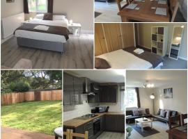 5 Bed Camberley Airport Accommodation, hotel perto de Camberley Library, Camberley