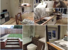 4 Bed Farnborough Air Accommodation, παραθεριστική κατοικία σε Farnborough