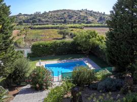 Casa do Vale Paraíso - Piscina e Court de Ténis a 30 min de Lisboa, hotel a Vale do Paraíso