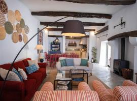 Casa do Chafariz - House by the vines, hotel with parking in Alfeiria