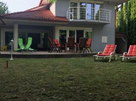 Megtart-lak Villa, cheap hotel in Balatonszárszó